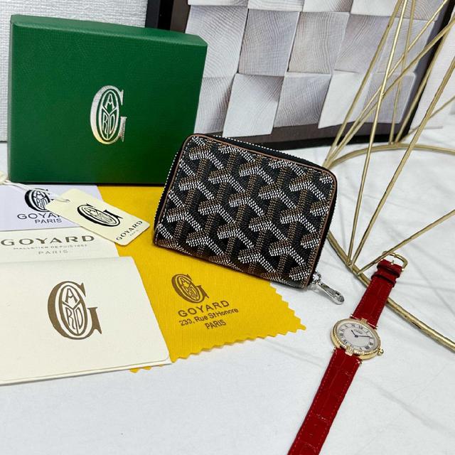 零钱包采用全拉链开合设计。其中部隔层可存放硬币