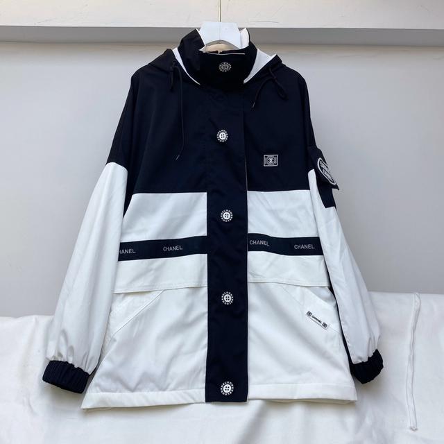 小香衝鋒衣