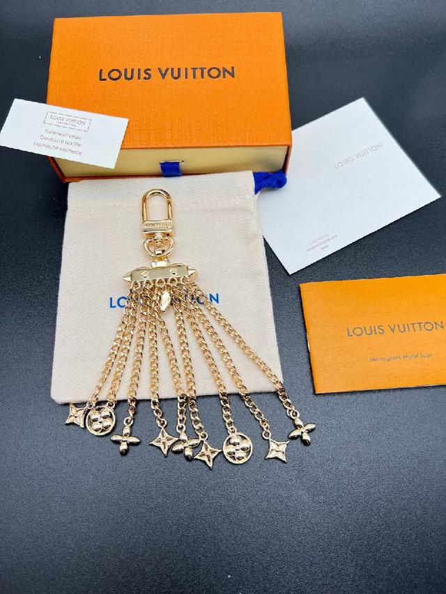 精致链条搭配星形吊坠，金属质感超好，