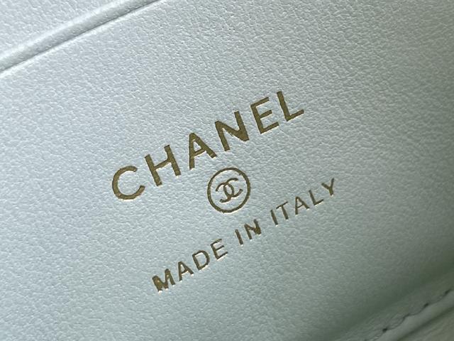 新元素设计的一款链条手拿包🆒 腰身线条感犹如艺术品，让人一见倾心