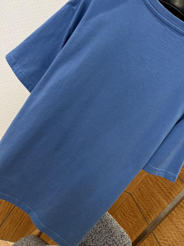 穿脱便捷且视觉整洁有序，既能单穿彰显随性，也能内搭打造叠穿层次