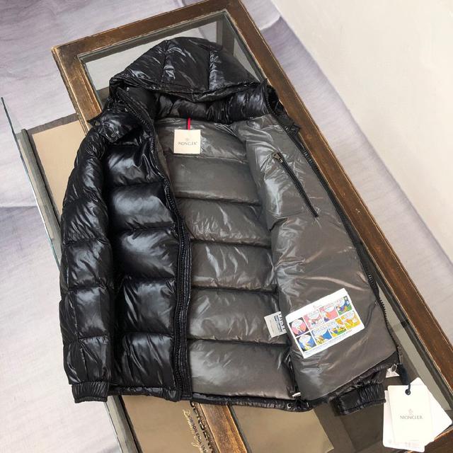 采用尼龙制成搭配标志性长方格绗缝，是Moncler风格典范。跨越季节
