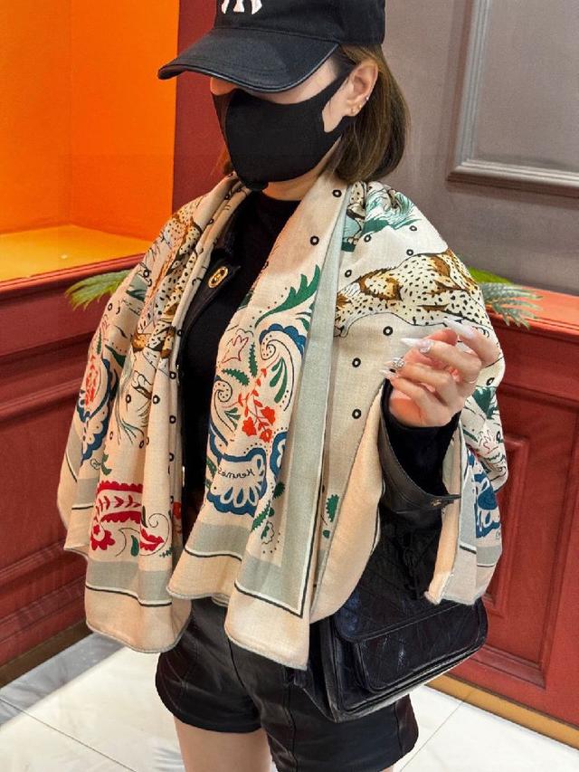 这款披肩的经典单品展现强大而迷人的女性魅力精髓。