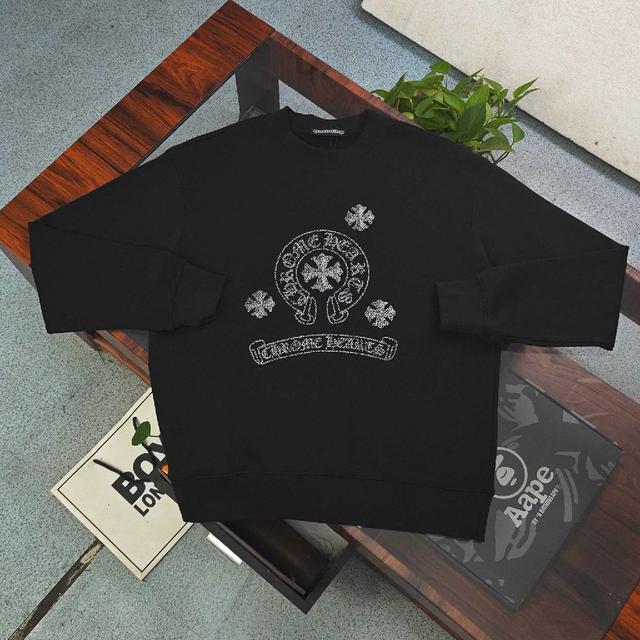 走线工整，罗纹领口与下摆不易变形，耐穿不易松垮。黑白简约配色