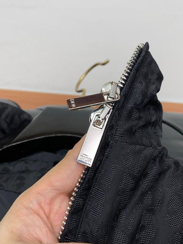 轻奢时尚休闲风格，轻盈保暖柔软！低调系列时尚百搭，就是有型