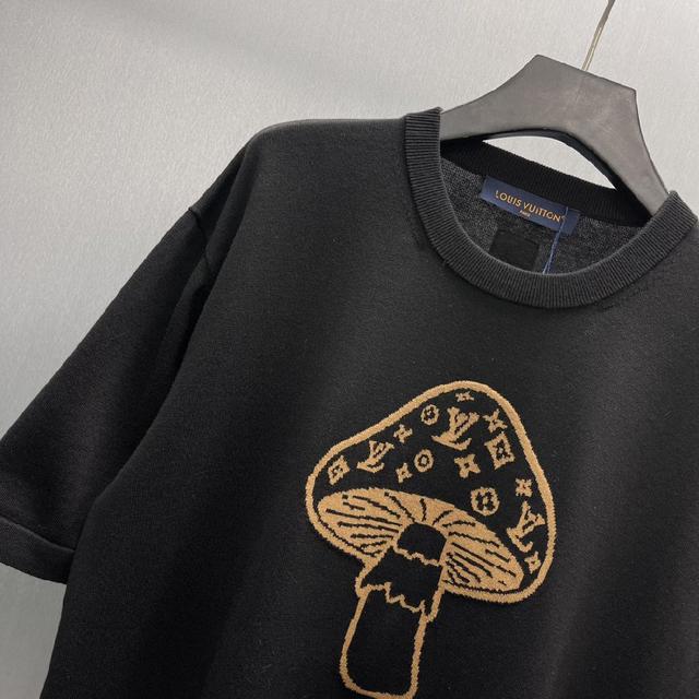 这款T恤极简主义设计和精美细节于一身。Oversize饰边引人