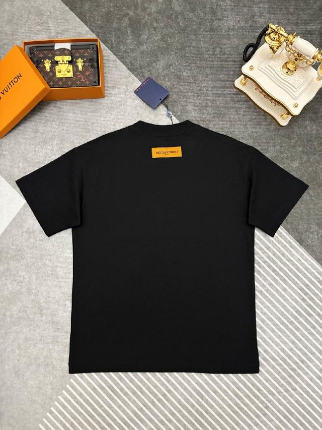 正面采用浅蓝色毛线质感的立体刺绣，呈现“MARQUE L.VUITTON DÉPOSÉE”字样