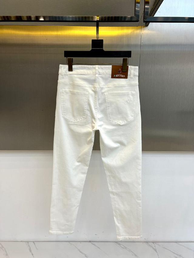 于领口与袖口处点睛，打破纯色单调，增添英伦雅致格调