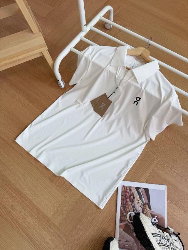 不粘身不黏腻！排汗吸湿！采用了小翻领+门襟排扣的设计