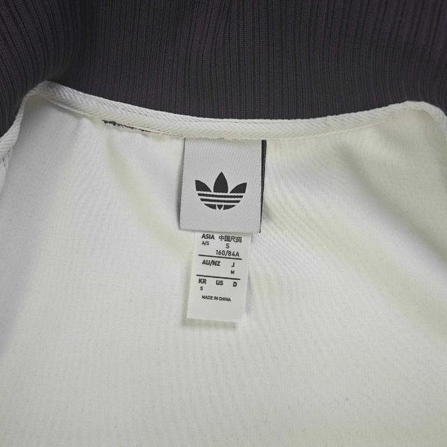 宽松落肩剪裁，不挑身材，上身随性休闲。不管日常通勤、户外出行都合适