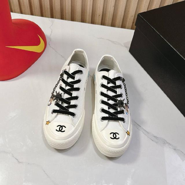 网红明星小红书狂追热推 发售蠢萌可爱的造型带了点复古味！ 造型特殊