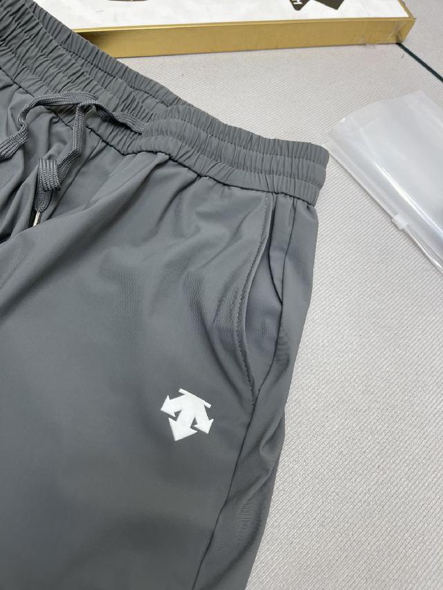 采用高性能速干面料，吸湿排汗，夏日运动不黏腻，保持清爽一整天。
