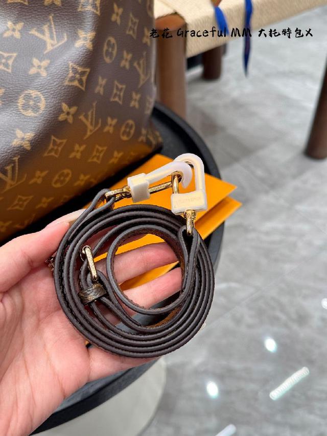系列链带肩背包采用颇具结构感的柔软造型和超大号翻盖封口