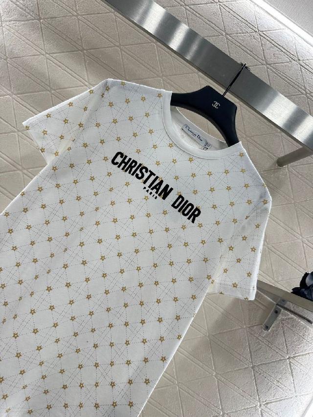 动物丛林印花圆领短袖T恤。采用棉质和亚麻混纺平纹针织面料精心制作