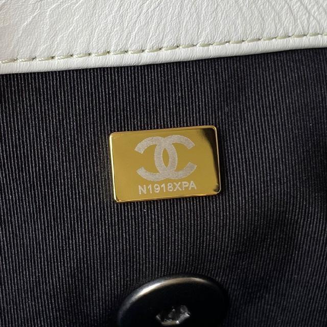 这款包是Karl Lagerfeld和新任总监Virginie Viard一起设计的