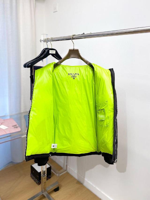 官网款2025秋冬新款羽绒服。这款号称羽绒服届最高端的，全部90绒