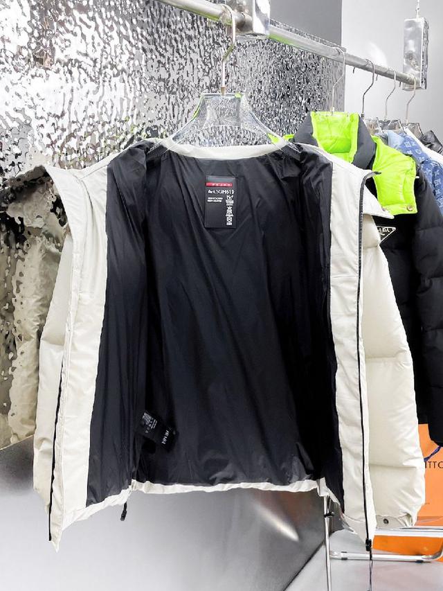 官网款2025秋冬新款羽绒服。这款号称羽绒服届最高端的