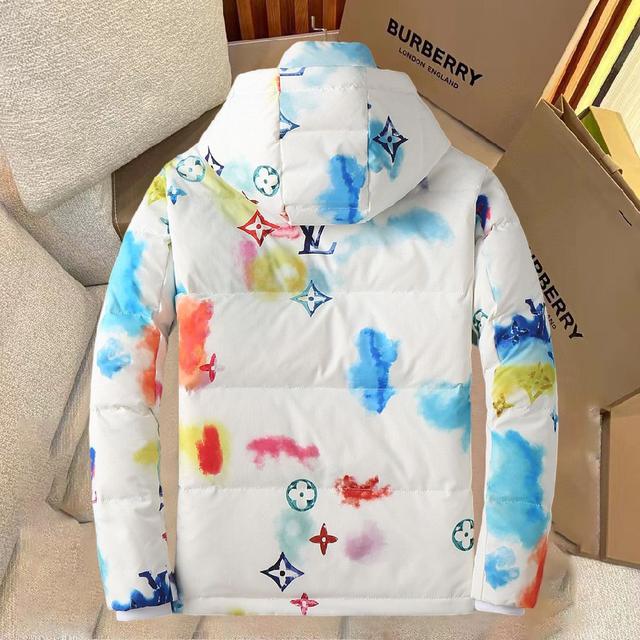 新款羽绒服。这款号称羽绒服届最贵的，全部90绒的