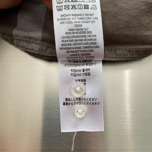 这款短袖衬衫设计实用，彰显工装美学。采用棉质牛仔布精心制作