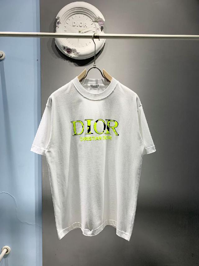 本款T恤采用全棉平纹面料打造，再洗水定型、磨破工艺