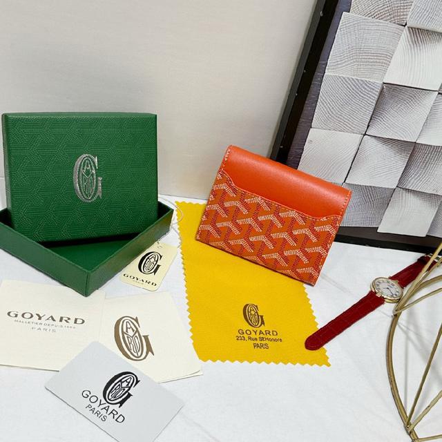 钱包轻便小巧，可三折打开，可容纳 7 张卡片、纸币