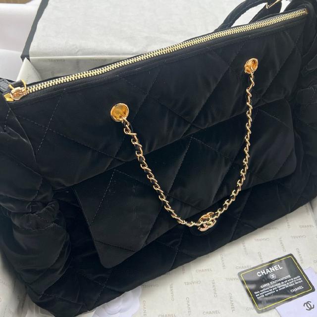 层次感强比以往的经典菱格纹更大，更简约，整个25n都体现了女性可爱帅气