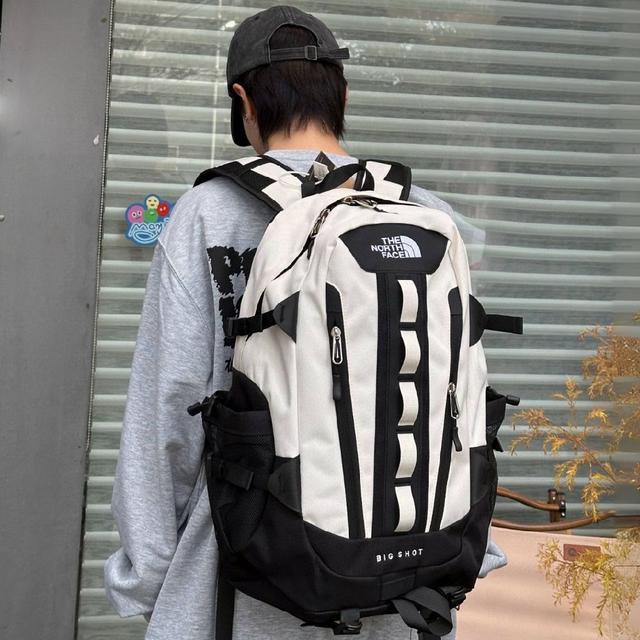 国进口提花机织片而成，Lv Monogram 格纹嵌花织出来