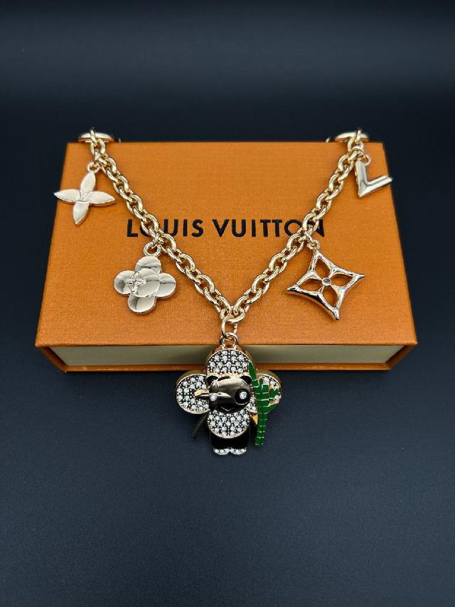 金色链条，彩色花朵吊坠，水晶装饰，细节精致