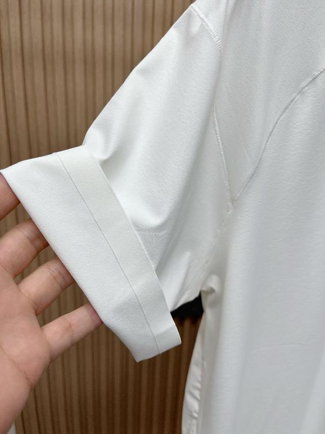 印花丁 恤、连帽衫、运动装等单品均由标志性徽标点缀，散发着品牌为人熟知的随性气场