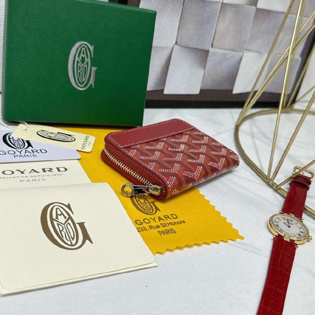 零钱包采用全拉链开合设计。其中部隔层可存放硬币