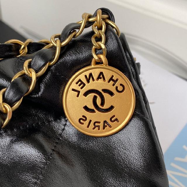 本季最火最值得入手的系列，它的名字叫22 bag，小香凡是以数字命名的都必火爆