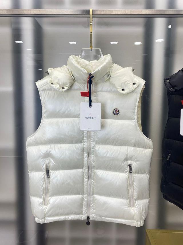 Contrin羽绒马甲呈现流畅简约设计，演绎贯穿男士系列的标志性精巧细节