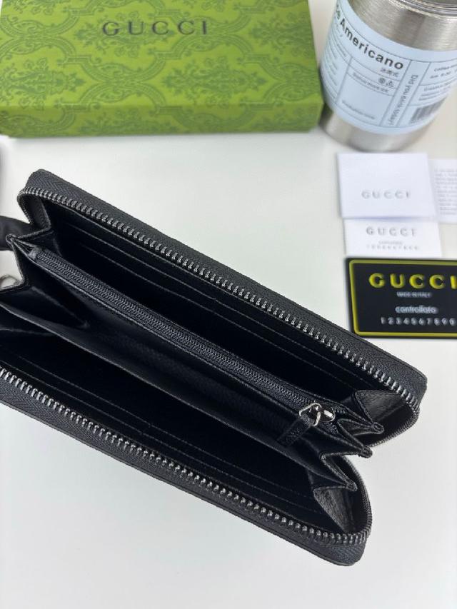 尽展澎湃活力和个性魅力。这款全拉链式钱包以皮革匠心打造，