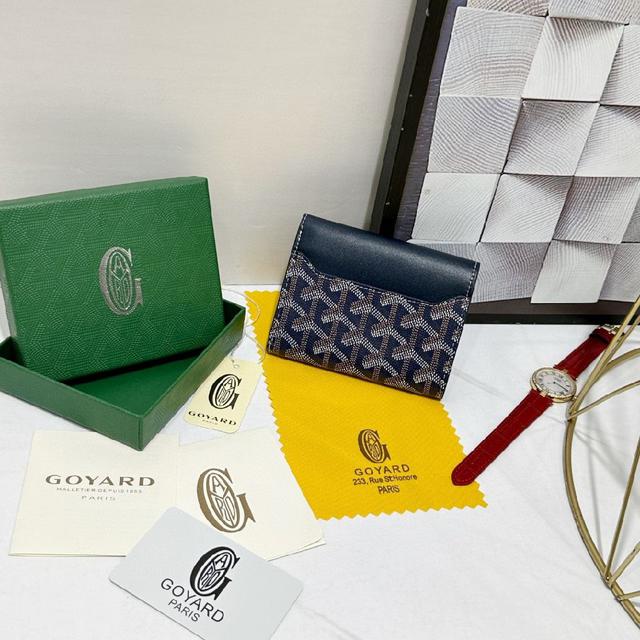 钱包轻便小巧，可三折打开，可容纳 7 张卡片、纸币