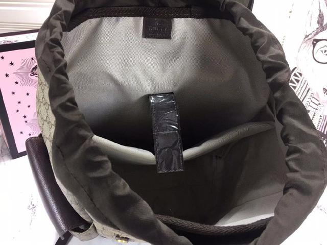 饰以樱桃红色皮革滚边和品牌标志性的织带元素，惊艳亮相2019早秋系列