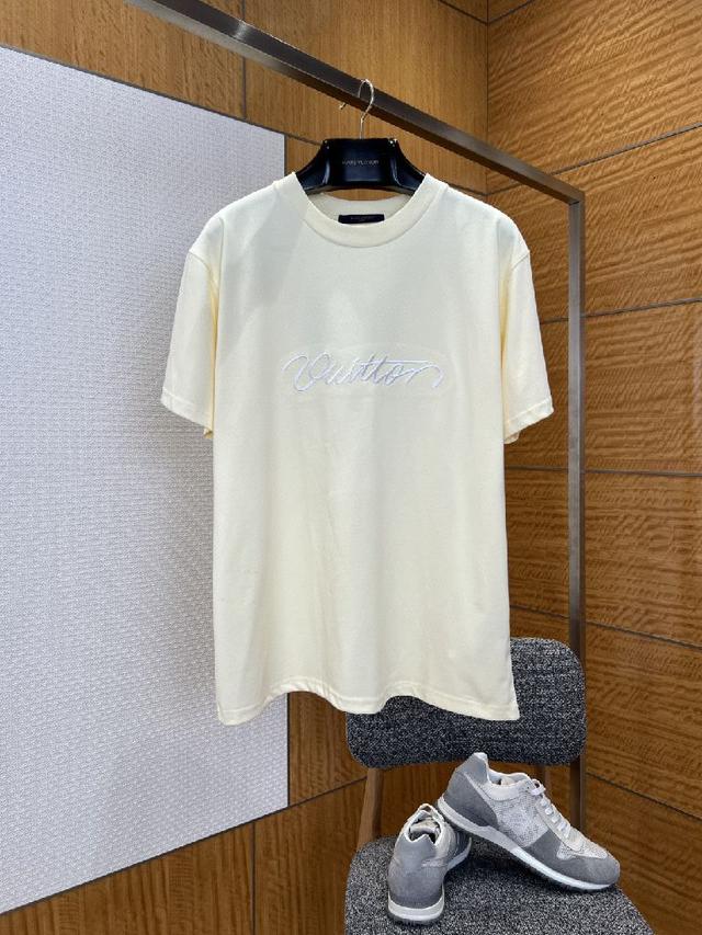 兼具良好透气性与抗皱性，保证了针织衫的舒适穿着体验与持久耐穿性；领口采用半拉链立领设计