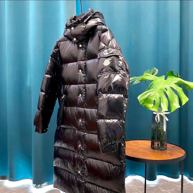 这款Vezere短款羽绒夹克是基础款保暖单品，彰显Moncler的风格特色