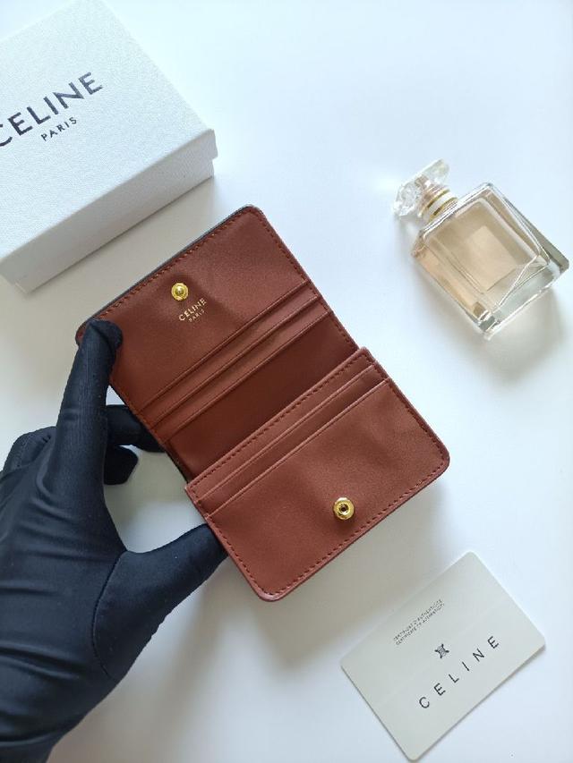 牛皮大面内配平纹超纤TRIOMPHE CANVAS标志印花,金色饰面TRIOMPHE金属按扣开合