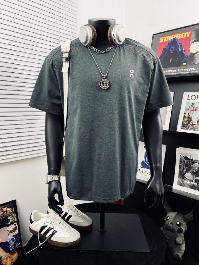 侧缝撞色设计，视觉上修饰身形线条。强烈推荐给大家!!半拉链设计沿用了高端线的工艺