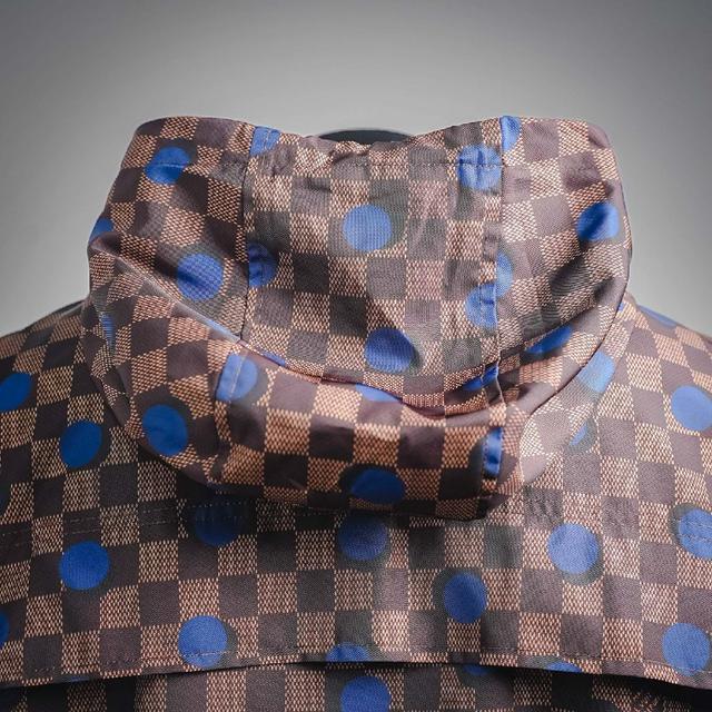 原样拆解，高密防泼水面料，满幅棕黑棋盘+宝蓝圆点对位数码印花；