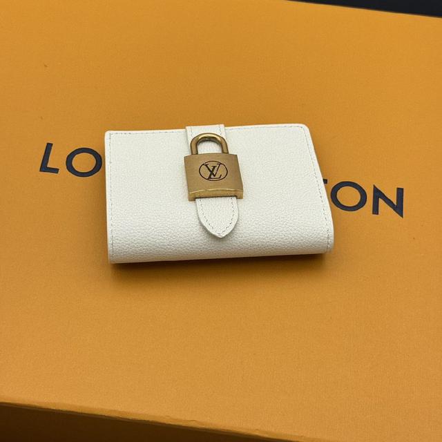 本款在表现极简主义设计的同时，赞美Maison传统工艺的新作“Portfoille