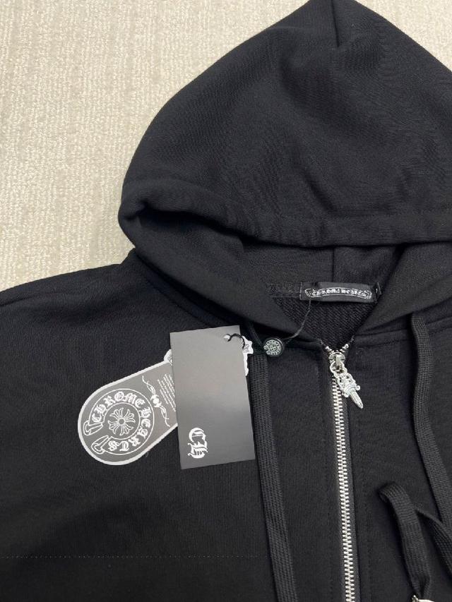 通过14针细针进口机织机编织而成。高支数纱线赋予面料细腻平密的基底