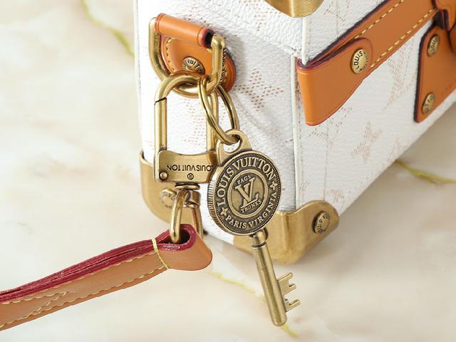 采用了宽敞的GM尺寸，非常适合携带笔记本电脑和其他