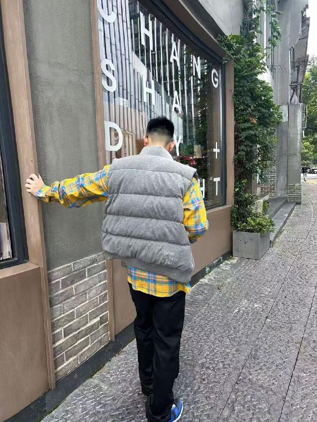 采用100%棉纤维打造而成的轻盈针织面料，纤维特性触感柔软