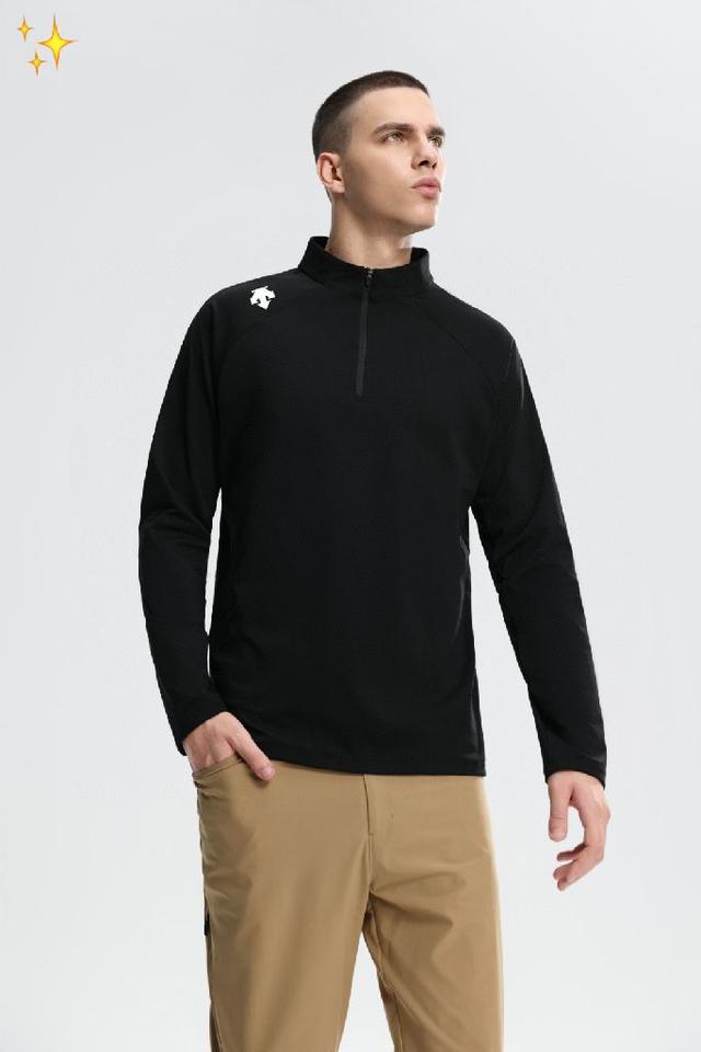 经典圆领设计胸口口袋YKK拉链质地很薄排湿吸汗，透气性好触