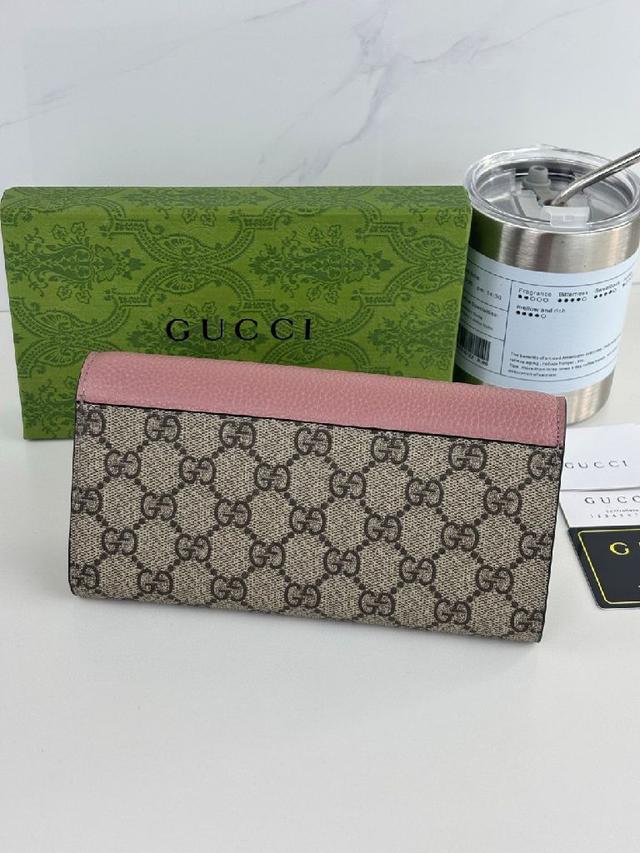 配以经典双G五金，新的式样和轮廓托的新作登场了。结构形状