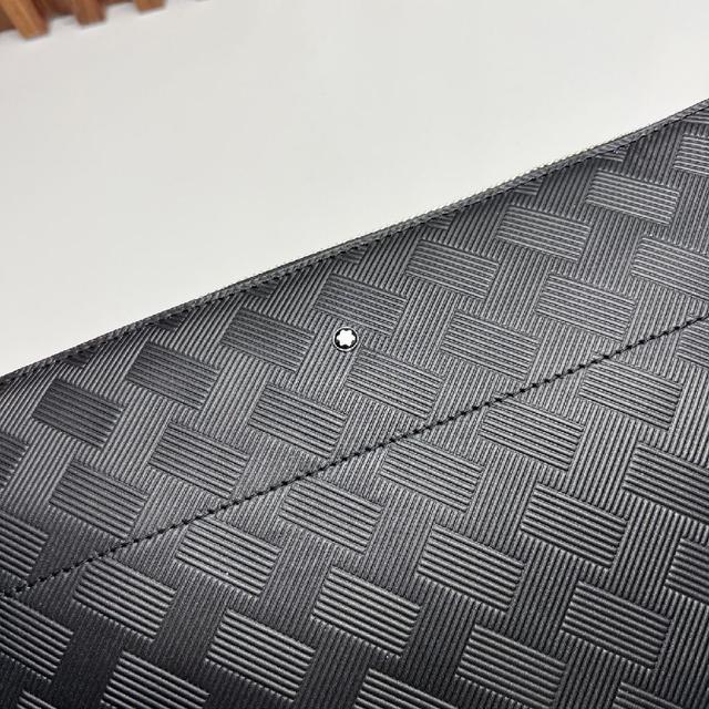 彰显鲜明风格。适合日常会议时携带，内设1个拉链袋，