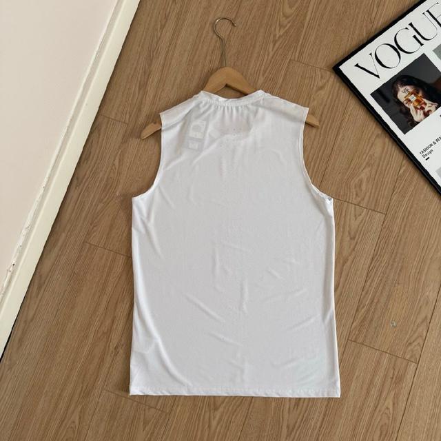 采用高弹速干面料，触感柔滑细腻，具备良好的排汗导湿性能