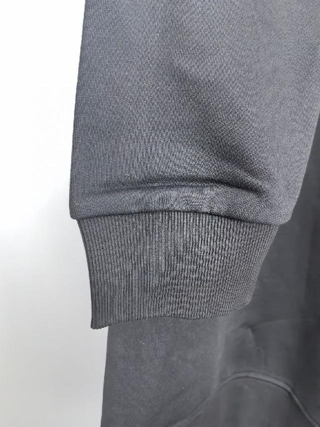 召唤摩登新意，造就不同以往的概念化图案，为传统棉质T恤注入丰盈内涵。前幅图形织带车出的LOGO