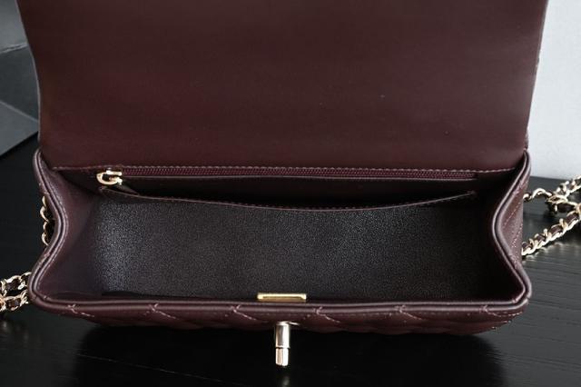 复古鎏金菱格纹金球调节扣设计， 可赋予了包包很多种的背法🪄